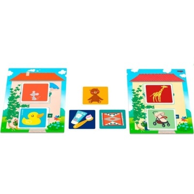 Painéis em forma de casas com peças destacáveis ilustradas com animais e objetos.