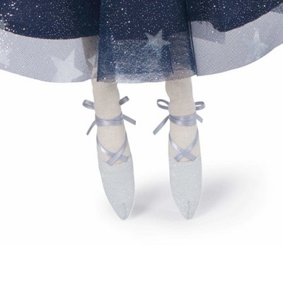 Sapatos de balé infantis prateados com fitas azuis e vestido azul com estrelas.