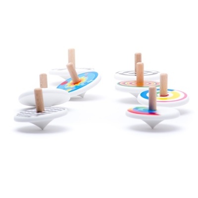 Seis piões de madeira com base branca e padrões coloridos sobre fundo branco