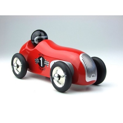 Carrinho de corrida de brinquedo vermelho com rodas pretas e capacete preto