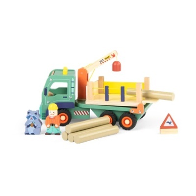 Brinquedo caminhão madeira verde com guindaste, figuras lenhador e guaxinim, troncos madeira e sinal trânsito.
