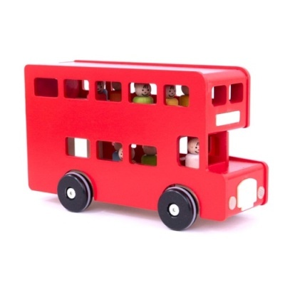 Brinquedo de ônibus vermelho em madeira com figuras de passageiros nas janelas