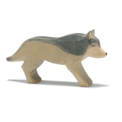 Estatueta de madeira de lobo cinzento e bege