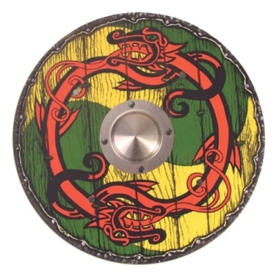 Escudo redondo com dragões vermelhos, fundo verde e amarelo, centro metálico prateado.