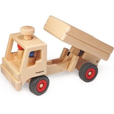 Carrinha basculante de madeira natural com rodas vermelhas e figuras coloridas