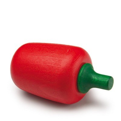 Pimento vermelho de madeira com cabinho verde sobre fundo branco