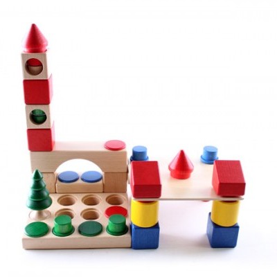 Blocos de madeira coloridos montados em várias formas geométricas