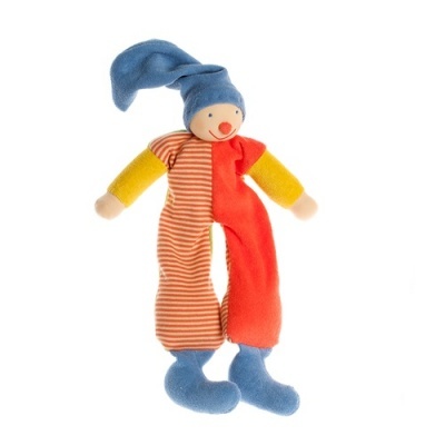 Boneco de peluche colorido com gorro azul e corpo laranja rastreado