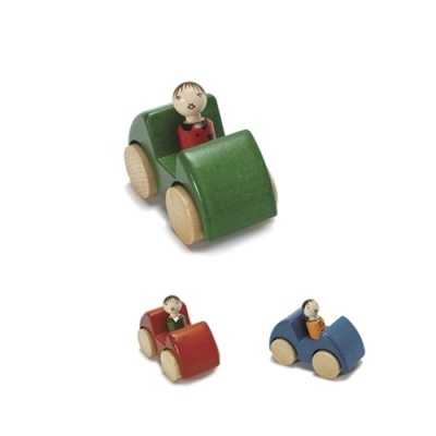 Três carrinhos de brinquedo de madeira coloridos com figuras humanas