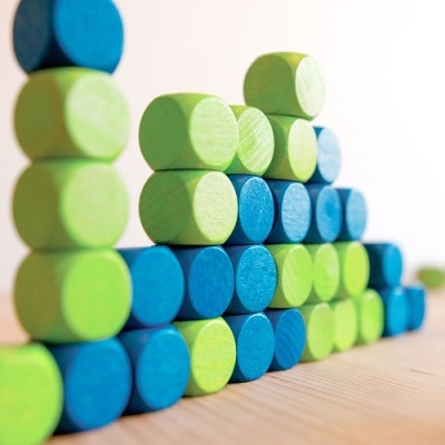 Blocos de madeira azuis e verdes empilhados em pirâmide
