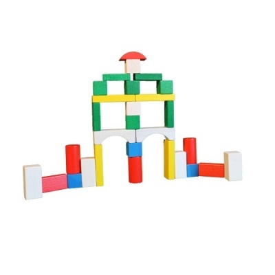 Conjunto de blocos de construção de madeira coloridos organizados em uma estrutura sobre fundo branco