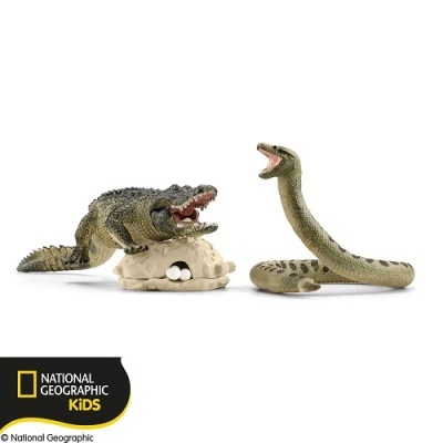 Figuras de brinquedo de crocodilo e cobra sobre fundo branco