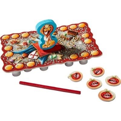 Jogo de tabuleiro com personagem leão de madeira, plaquinhas redondas e pau vermelho