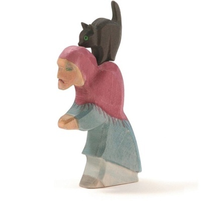 Estatueta de madeira com uma pessoa agachada e um gato preto nas costas