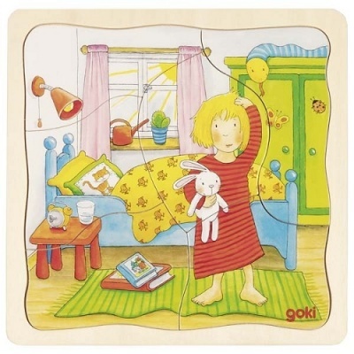 Quarto infantil colorido com cama, armário, mesa, janela e menina a segurar peluche