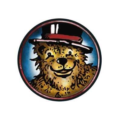 Logótipo redondo com urso sorridente a usar chapéu