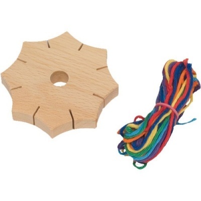 Suporte de madeira em estrela com sulcos e fios coloridos ao lado