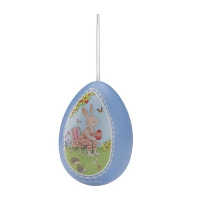 Ovo de decoração azul claro com ilustração de coelho sentado e segurando ovo vermelho