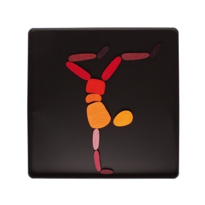 Painel preto com figura de pessoa em peças coloridas de madeira