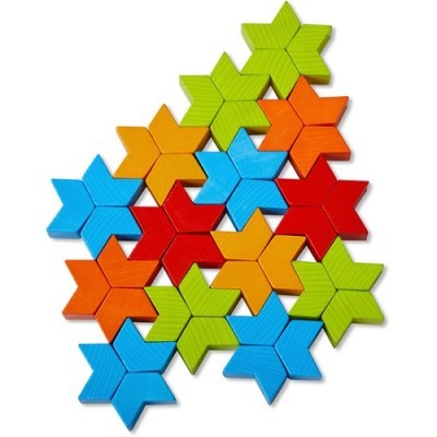 Peças de madeira coloridas em forma de estrela sobre fundo branco