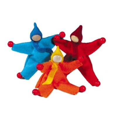 Três fantoches coloridos de tecido felpudo com rosto de madeira e bolas vermelhas nas extremidades