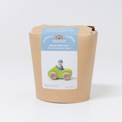 Embalagem com brinquedo de madeira verde e figura azul