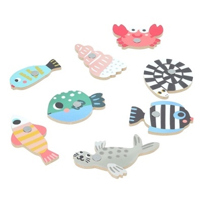 Ímanes de madeira com formas de animais marinhos coloridos