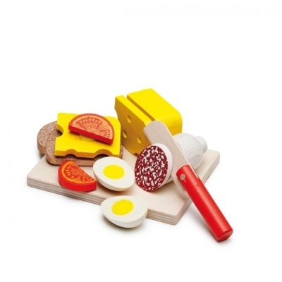 Conjunto de brinquedo alimentar de madeira com queijo, tomate, ovos e salame com faca