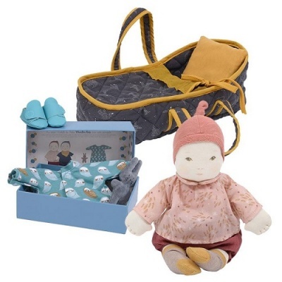 Boneca de tecido com roupas, mala de transporte e caixa com roupa de brinquedo