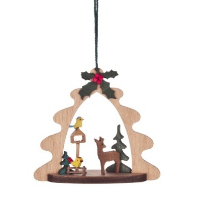 Enfeite de madeira pendente em formato de árvore com veado, pássaros, árvores e decoração de azevinho.