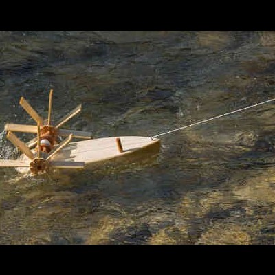 Mini moinho de água de madeira na água clara