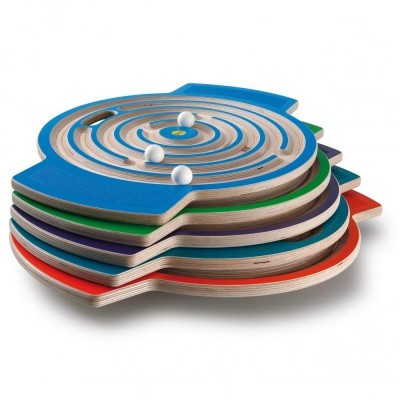 Tabuleiros de madeira empilhados com labirintos circulares e bolas brancas