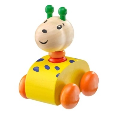 Brinquedo de madeira em forma de caracol amarelo com rodas laranja e cabeça com antenas verdes