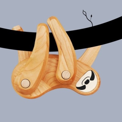 Brinquedo de madeira em forma de preguiça pendurado num ramo