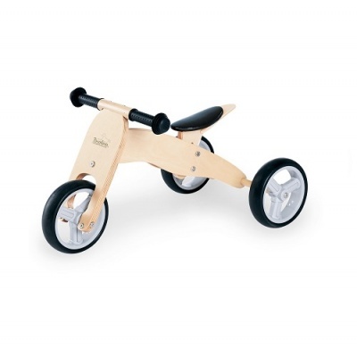 Triciclo infantil de madeira clara com assento e punhos pretos e rodas pretas em fundo branco