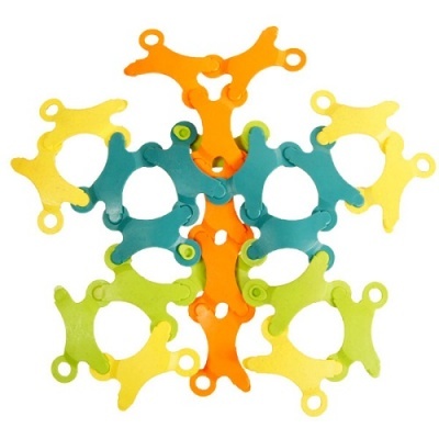 Peças plásticas coloridas em forma de gatos interligados