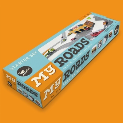 Caixa do conjunto de brinquedo 'My Roads Starter Set' em fundo laranja