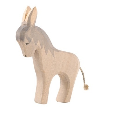 Figura de burro em madeira com suor olhos desenhados e cauda em cordão.