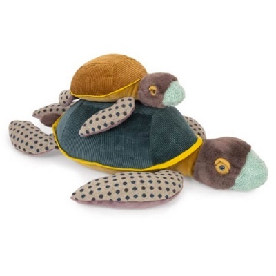 Dois peluches de tartaruga coloridos em fundo branco