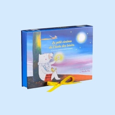 Caixa azul com ilustração de urso a ler e texto francêssobre cinema e escola