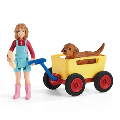 Figura feminina de brinquedo com carrinho amarelo e cão castanho de brinquedo