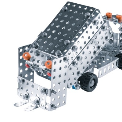 Modelo metálico de empilhador com placas perfuradas e detalhes laranja.