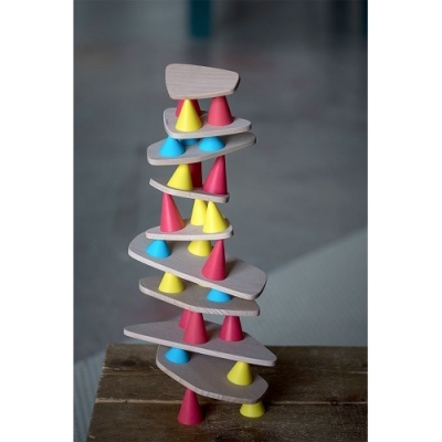 Jogo de equilíbrio de madeira com cones coloridos e placas variadas