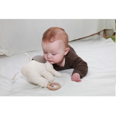 bebé e brinquedo de peluche com argola de madeira