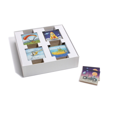 Jogo de cartas ilustradas com temas de transporte e exploração em caixa branca