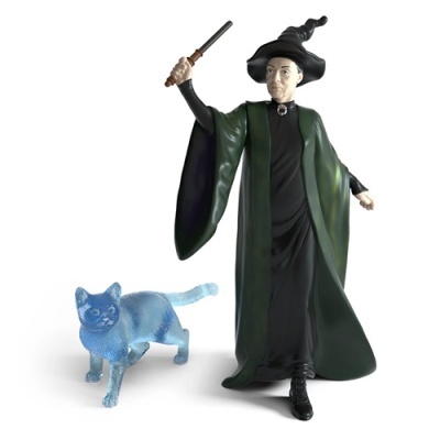 Figura de feiticeiro com varinha e chapéu preto, ao lado de gato azul translúcido