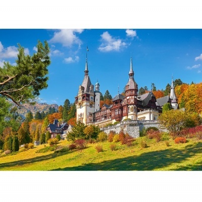 Palácio tradicional em colina verde com céu azul