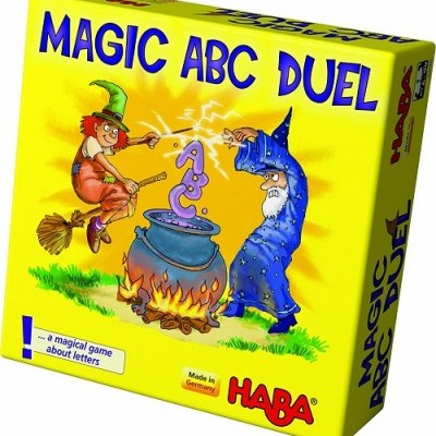 Caixa amarela do jogo MAGIC ABC DUEL com ilustração de bruxa, mago e caldeirão