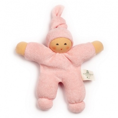 Boneco de peluche cor-de-rosa com gorro e etiqueta NANOSOLEIL
