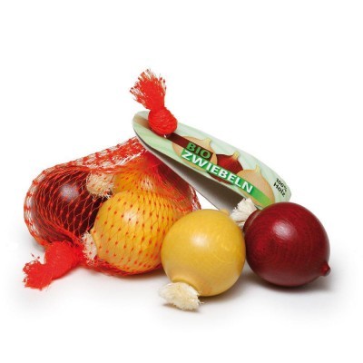 Cebolas amarelas e roxas em rede laranja com etiqueta BIO ZWIEBELN